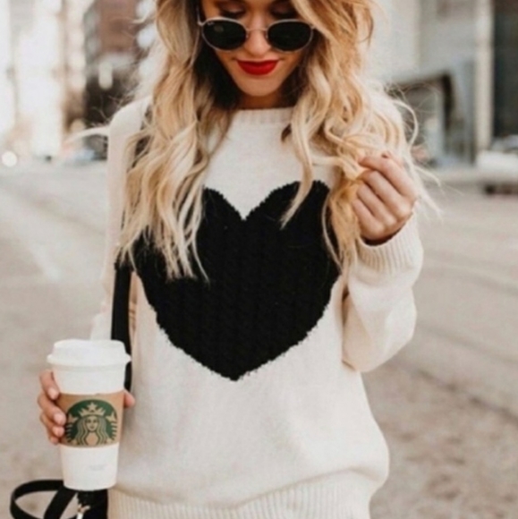 Sweaters - 🤍🖤New boutique 🖤 heart sweater